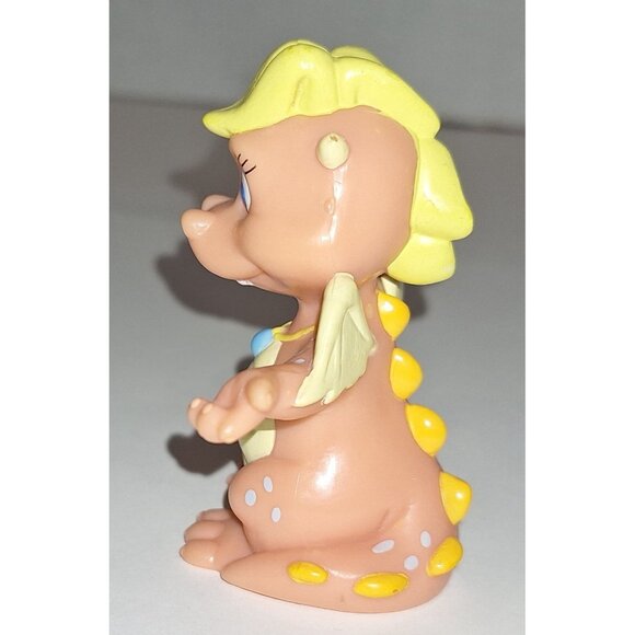 Dragon Tails PBS Hasbro Cassie with lunchbox PVC Figure 2.75" - Picture 4 of 7